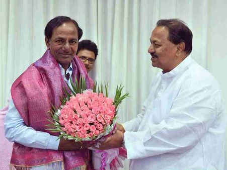 కేసీఆర్‌పై గుస్సా: డిఎస్‌కు పదవులపై ఇంకా వ్యామోహం తగ్గలేదా?