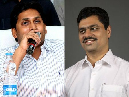 వైసిపి నేతని మారుస్తారు: జగన్‌పై సిఎం, 'శోభ'తో భూమకి రోజా కౌంటర్