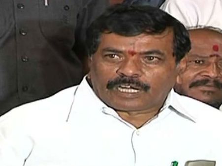 కారు ఎక్కిన సారయ్య, 'సుప్రీం కోర్టు తీర్పు ఉల్లంఘిస్తున్న టిఆర్ఎస్'