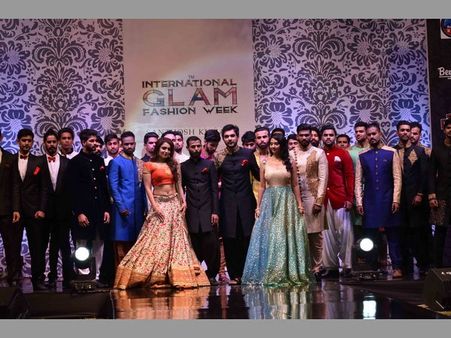 ఫ్యాషన్ షో: క్యాట్ వాక్ చేసిన అందాలు(పిక్చర్స్)