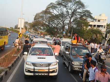 నేనే దేవుణ్ని, హీరోయిన్లని బట్టల్లేకుండా: వర్మ, 'వంగవీటికి జగన్ డైరెక్షన్'