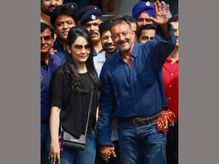 జైల్లోని డబ్బు భార్యకి, నిద్రపోలేదు: సంజయ్, కంటతడి