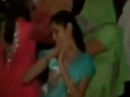 ఆసుపత్రిలో అమ్మాయిల చిందులు, రోగుల అవస్థ