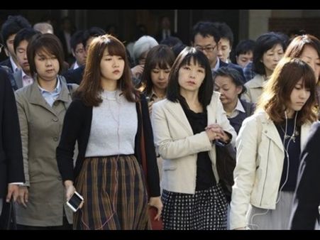 సర్వే షాక్: స్త్రీలని హత్తుకుంటారు, డేటింగ్‌కి పిలుస్తారు