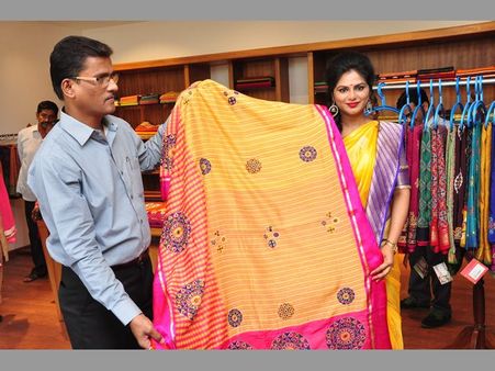 సృజన సోయగం: చీరకట్టులో శైలజ(పిక్చర్స్)