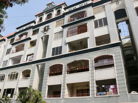 చక్రి ఆస్తివివాదం: విల్లా వద్ద విద్యావతి దీక్ష, కోడలిపై పరోక్ష ఆరోపణ