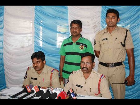 బెయిల్‌పై వచ్చాక కాళ్లు విరగ్గొడతా!: కాల్‌మనీ బ్యాంక్ శ్రీను అరెస్ట్