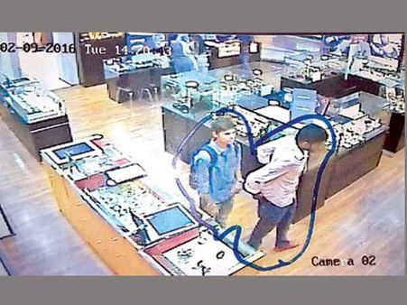 ఇనార్బిట్ మాల్‌లో బీటెక్ స్టూడెంట్స్ చేతివాటం: 2 రాడో వాచీల చోరీ