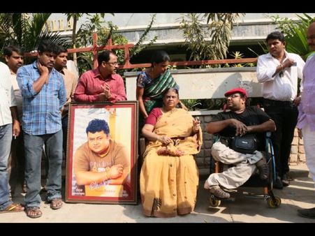 చక్రి భార్యకు ఝలక్!: రోజుకో మలుపు తిరుగుతున్న ఆస్తుల వివాదం