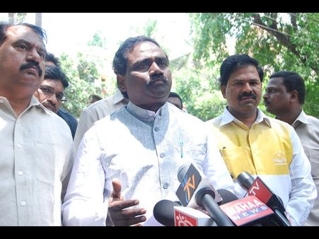 పుత్రుడి ఉదంతంపై మంత్రి రావెల స్పందన: రాజీనామాకు ఈశ్వరి డిమాండ్