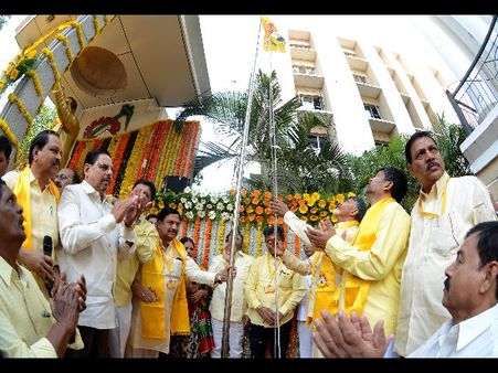 ప్రతిపక్షం రాద్ధాంతం: బాలకృష్ణ, వారికి పాదాభివందనం: చంద్రబాబు