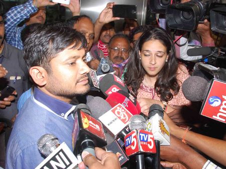 తొక్కిపెడుతున్నారు: రోహిత్ తల్లితో కలిసి హెచ్‌సీయూకు కన్నయ్య, ఉద్రిక్తత