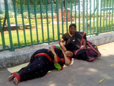 పుట్‌పాత్‌పై సొమ్మసిల్లిన రోజా: జగన్ పరామర్శ, అంబులెన్స్‌లో ఆసుపత్రికి