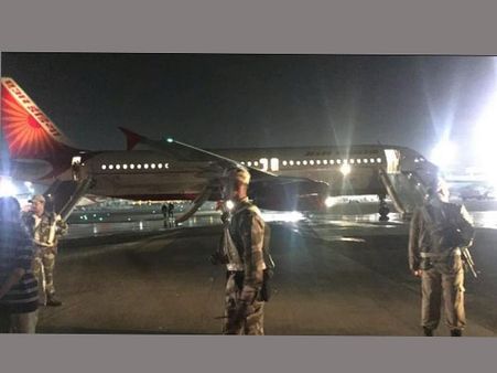 గాల్లో ప్రాణాలు: పేలిన ఎయిర్ ఇండియా విమానం టైరు