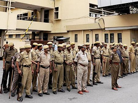 ఎస్సై ఉద్యోగాల రేసులో టెక్కీలు, లక్షలో ఇరవై వేలు వారివే