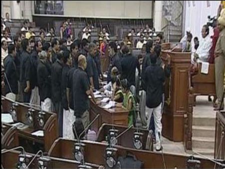 నల్ల దుస్తుల్లో వైసీపీ సభ్యులు: చప్పట్లు కొడుతూ స్పీకర్ పోడియం ముట్టడి