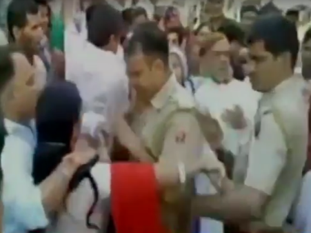 ఓవరాక్షన్: మహిళలపై చేయి చేసుకున్న పోలీసులు