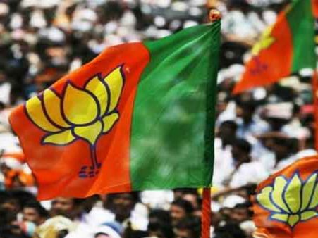 మరో సీఎం సీటు కిందకు నీళ్లు: ఎసరు పెట్టిన బీజేపీ