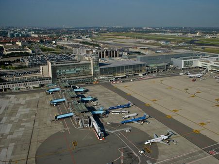 బ్రస్సెల్స్ ఎయిర్‌పోర్టులో జంట పేలుళ్లు: 28మంది మృతి