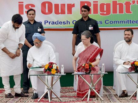 అమరావతి పేరిట చంద్రబాబు నొక్కేశాడు!: సోనియా, హోదా కోసం రాహుల్ ఫైట్