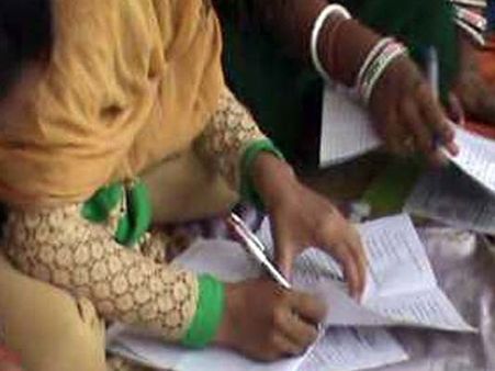 లోదుస్తుల్లో సెల్‌ఫోన్, డిగ్రీ పరీక్షల్లో హైటెక్ కాపీ