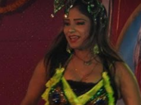 బార్ గర్ల్ వల్గర్ డ్యాన్స్, డబ్బు వెదజల్లారు (వీడియో)