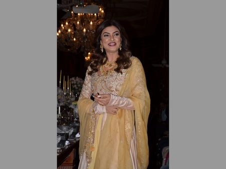 ఫ్యాషన్: భళ్లాలదేవ, సినీనాయికల ఫోజులు(పిక్చర్స్)