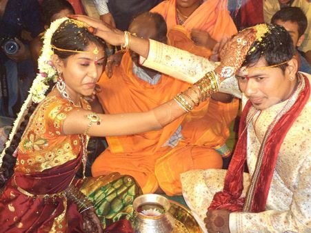 మధుప్రియకు రివర్స్, భర్త వేడుకోలు: ఏం జరిగింది?