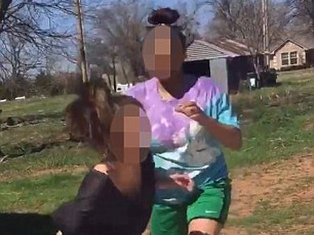 'తెల్ల' యువతికి చుక్కలు చూపిన 'నల్ల' అమ్మాయి (వీడియో)