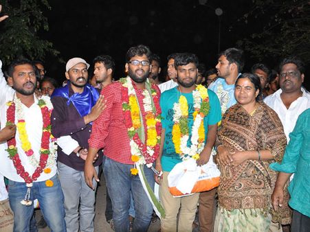వీసీపై పోరాటం ఆగదు: జైలు నుంచి విడుదలైన హెచ్‌సీయూ విద్యార్థులు(పిక్చర్స్)