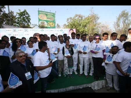 నీరు బంగారమే: రికార్డు ర్యాలీలో బొంతు, రాజేంద్రప్రసాద్(పిక్చర్స్)