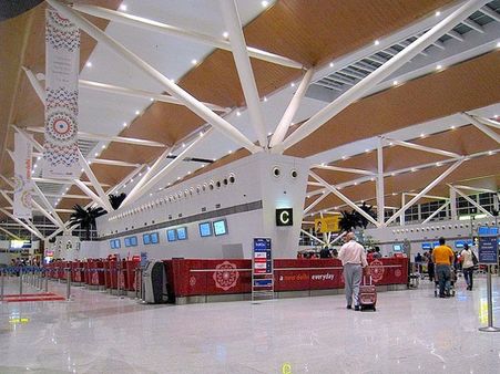 ఎయిర్ పోర్టులో 33 బుల్లెట్స్ సీజ్: మహిళ అరెస్టు