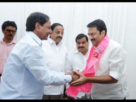 బాబు నోరు కట్టేసిన కెసిఆర్: రేవంత్ రెడ్డి మొత్తుకున్నా...