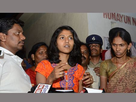 గాయని మధుప్రియ దాంపత్యం కథ కంచికి: చంపేస్తానని బెదిరిస్తున్నాడని ఫిర్యాదు