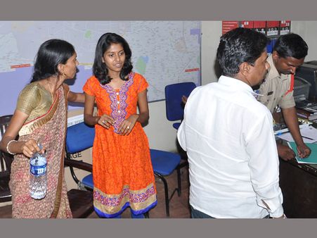 మధుప్రియ భర్త శ్రీకాంత్‌పై దాడి: రాత్రంతా ఆమె ఇంటి చుట్టూ చక్కర్లు?