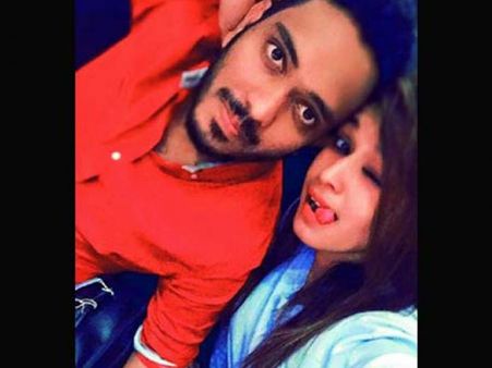 పోలీస్‌స్టేషన్‌లో యువతి, టెక్కీ వీరంగం: బూతులు తిట్టి, కానిస్టేబుల్‌పై దాడి(వీడియో)