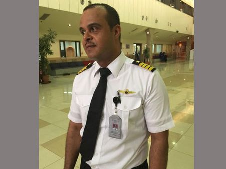 గాలిలో విమానం: పైలట్‌కి గుండెపోటు, మృతి