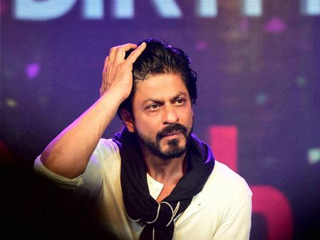 రైల్లో షారుక్ ఖాన్‌ను చెంపదెబ్బ కొట్టిన మహిళ!