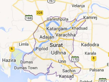 ఉమెన్స్ డే: రోడ్డుపై తన్నుకున్న మహిళలు(వీడియో)