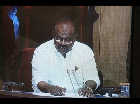 తెరాసలో చేరిన పది మంది టిడిపి ఎమ్మెల్యేలకు స్పీకర్ నోటీసులు