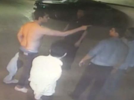 చొక్కా విప్పి, ఎగిరి తన్నాడు: హీరో ఉదయ్ కిరణ్ సిసి ఫుటేజ్ విడుదల