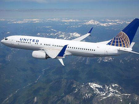 ప్లేన్‌లో యోగా, భార్యను చంపుతానంటూ హంగామా!