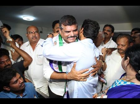 సుజయ టిడిపిలో చేరడం వెనుక...: జగన్ వద్ద బొత్స చక్రం!