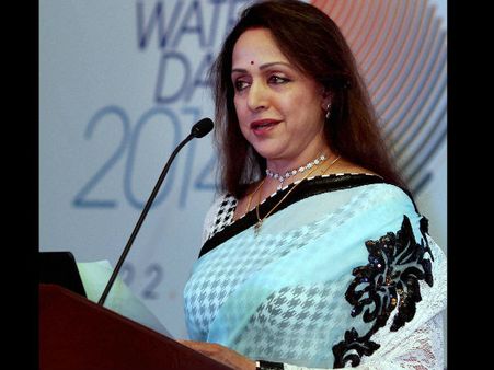 హేమమాలిని 'ఎంగేజ్‌మెంట్' ట్వీట్: దీపికా పదుకొణేదిగా భావించి..