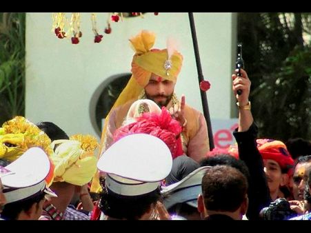 జడెజా పెళ్లిలో కాల్పులు, రుజువైతే మూడేళ్ల జైలు (పిక్చర్స్)