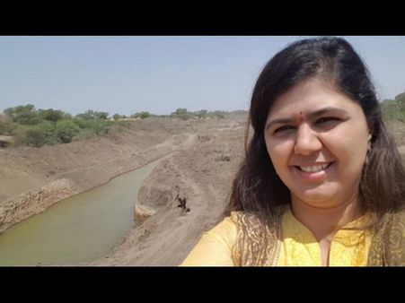 ‘కరువు’తో సెల్ఫీనా?: మంత్రి పంకజపై విమర్శలు(పిక్చర్స్)