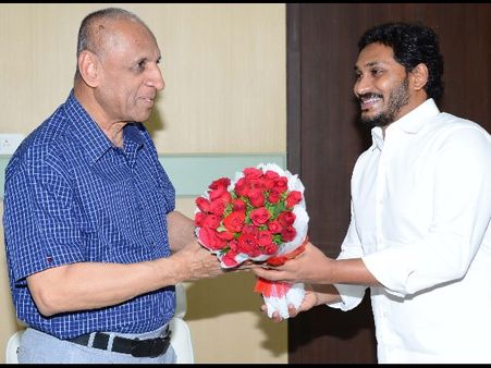 ఆ 4గురు ఎవరు?: జగన్ ఆసక్తికర వ్యాఖ్యలు, సవాల్‌పై దాటవేత