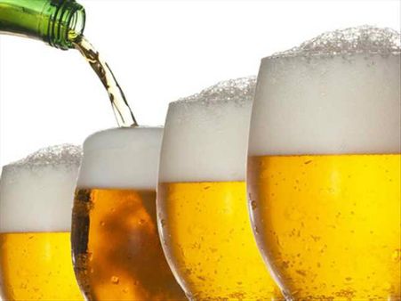 కిక్కు కోసం: ముక్కుతో బీరును తాగేశాడు(వీడియో)