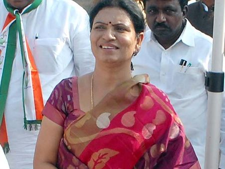 నాతో చెప్పలేదేం: తెరాసలో చేరిన సోదరుడి 'వ్యాఖ్య'పై డీకే అరుణ అసహనం