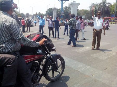 డ్రంక్ అండ్ డ్రైవ్: ట్రాఫిక్ బాధ్యతలు (పిక్చర్స్)